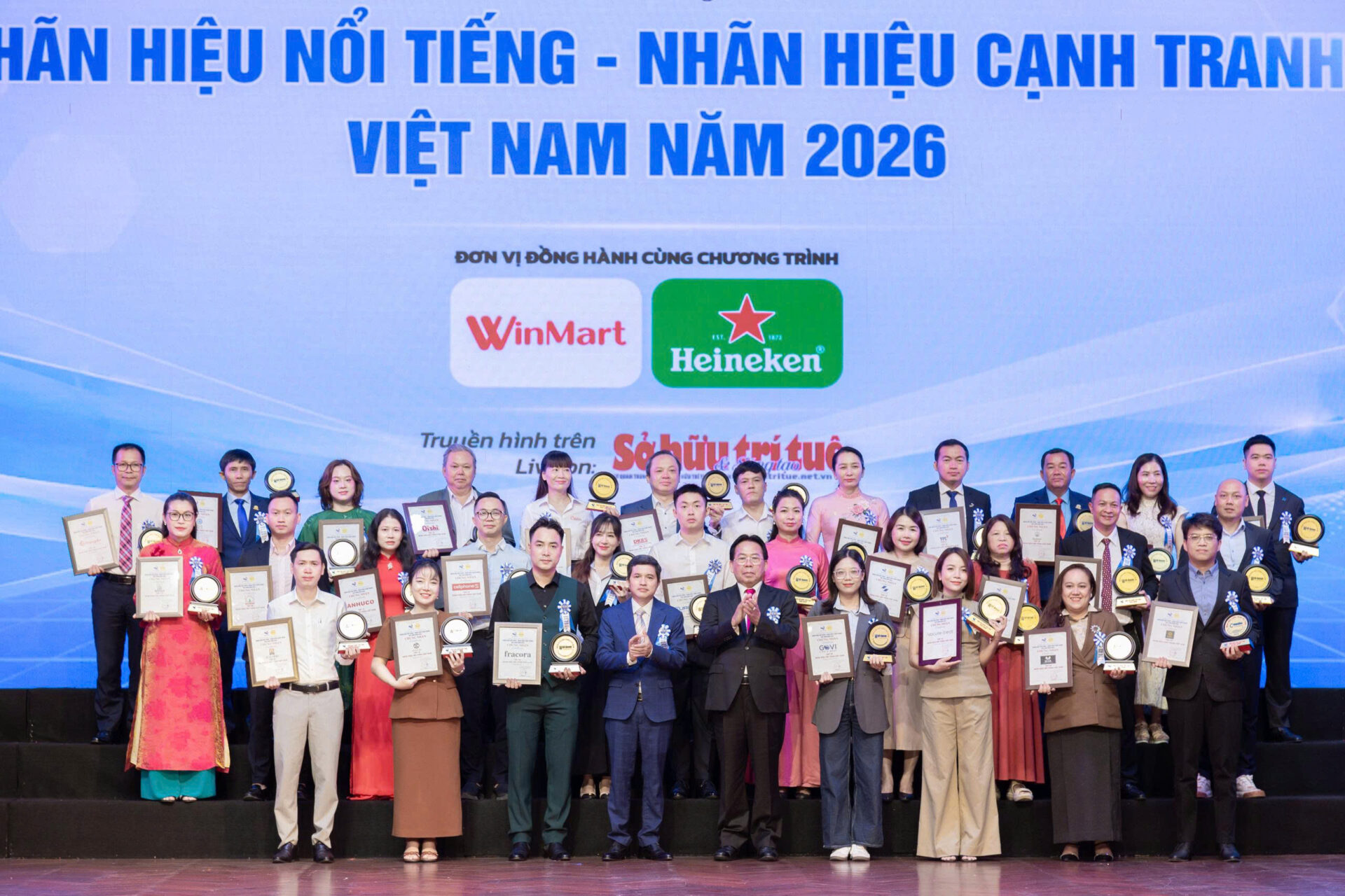 Đại diện Công ty Cổ phần EuroHa nhận chứng nhận Top 10 “Nhãn hiệu nổi tiếng Việt Nam" năm 2026.